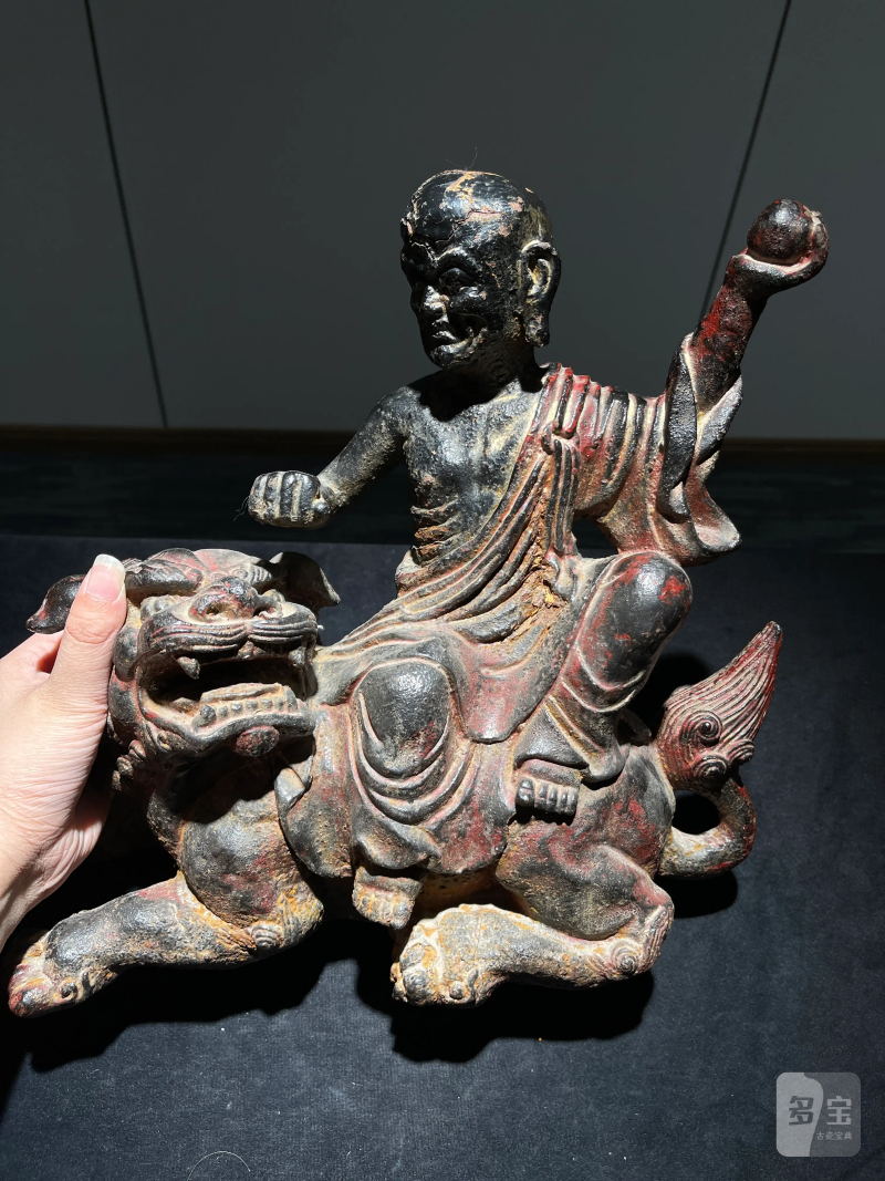 清代 铁制笑狮罗汉像 - 图2